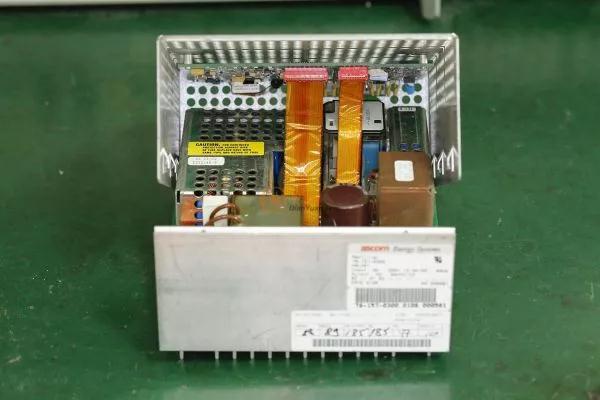 ，外殼邊緣沖扣直接卡在內(nèi)部PCB上